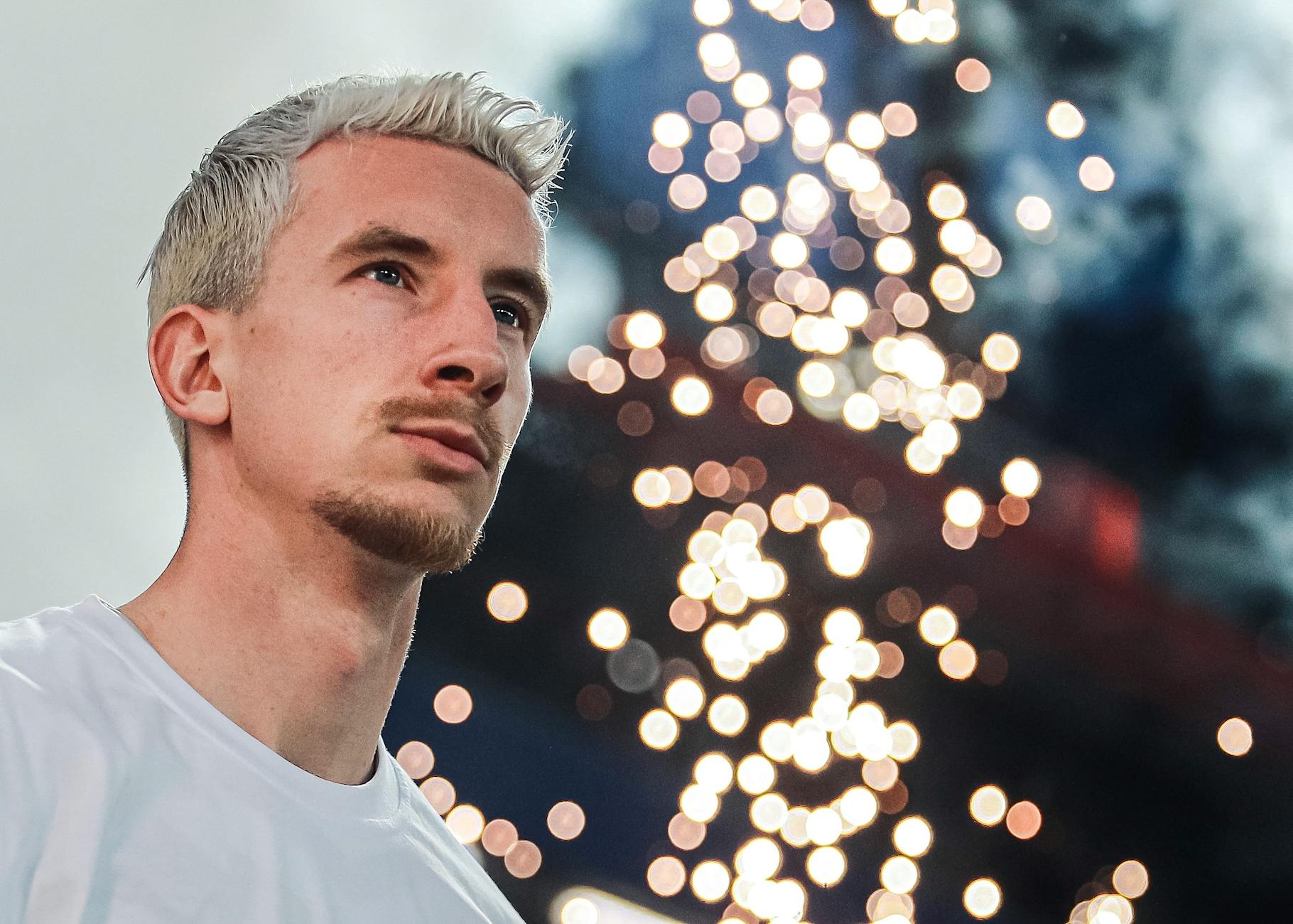 Logo Górnika Zabrze z napisem "Kiedy jak nie teraz" i sylwetką Łukasza Podolskiego