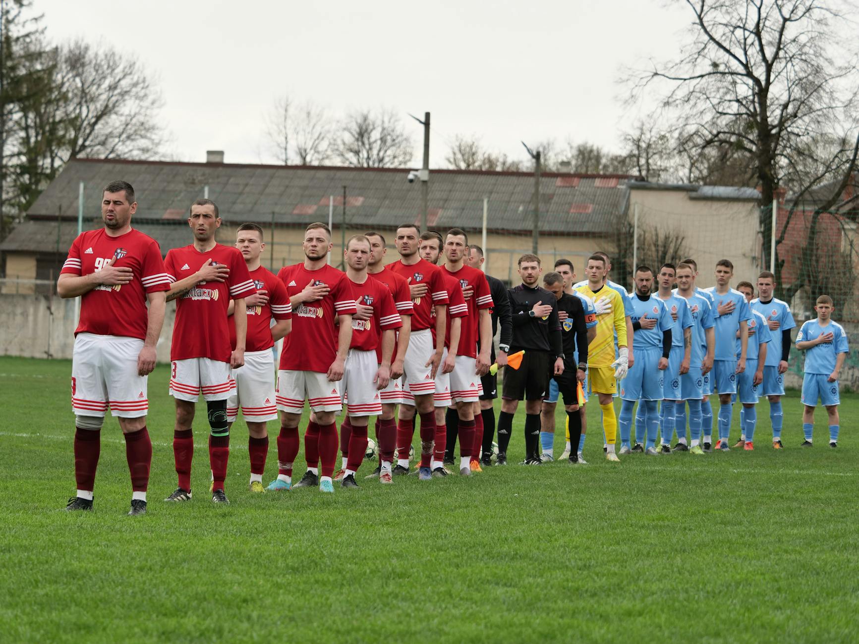 Piłkarze Górnika Zabrze podczas meczu, symbolizujący dialog z sztabem szkoleniowym
