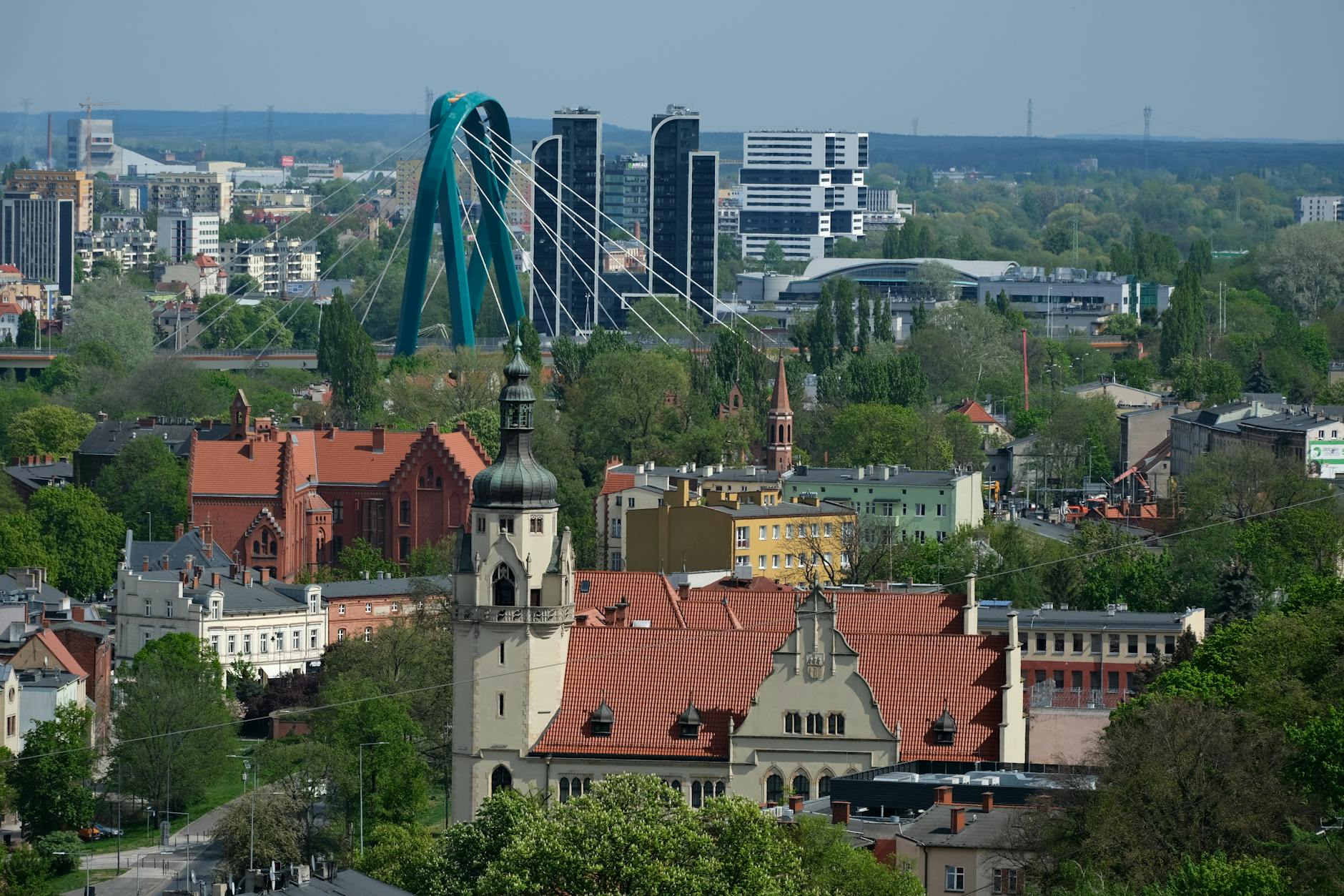 Policjant w Zabrzu podczas akcji, obok transparent z napisem 'SuperDzielnicowy 2026' i logo programu opieki nad zwierzętami