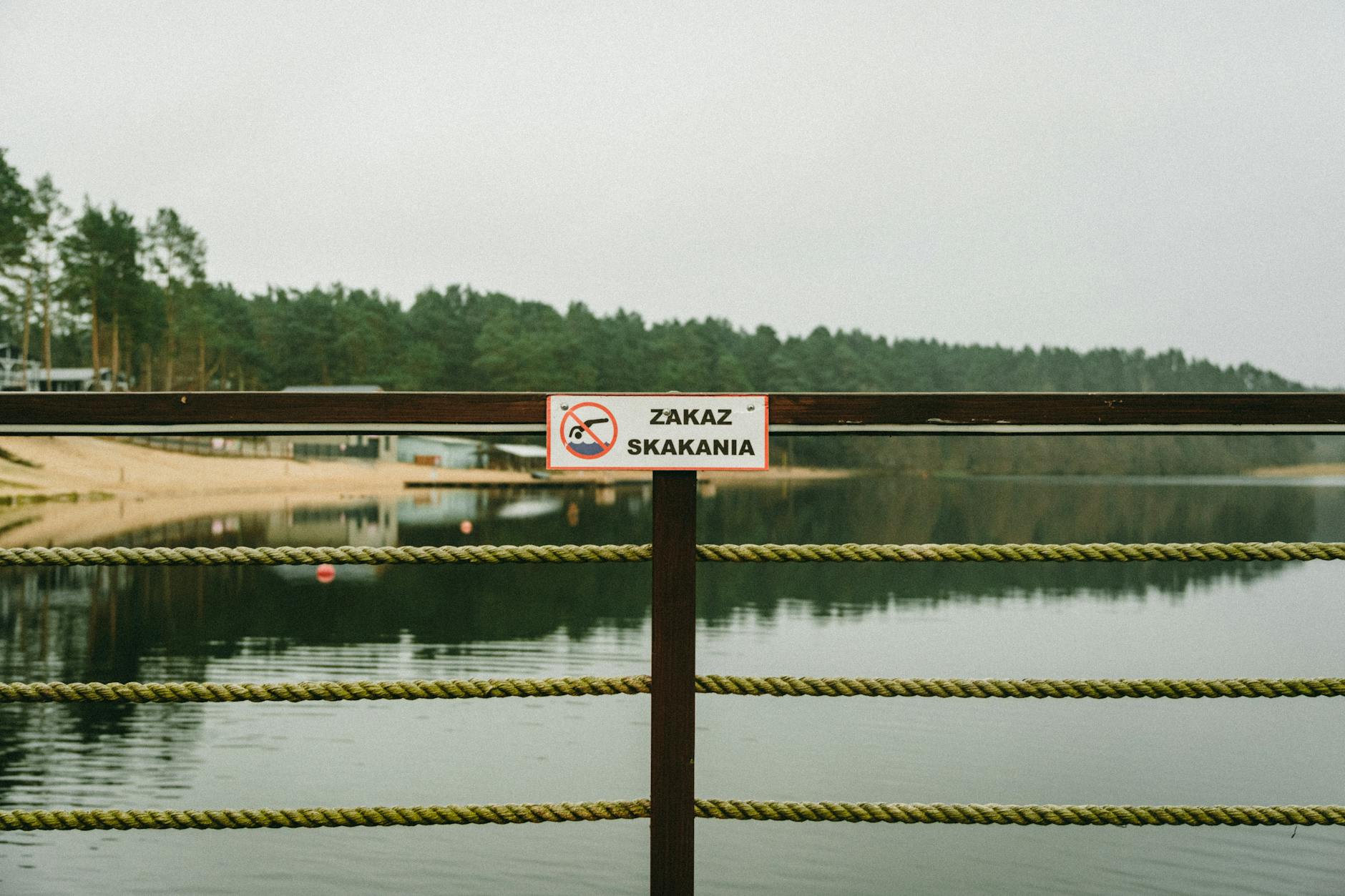 Ilustracja przedstawiająca nocny zakaz alkoholu i nowy terminal logistyczny w Zabrzu