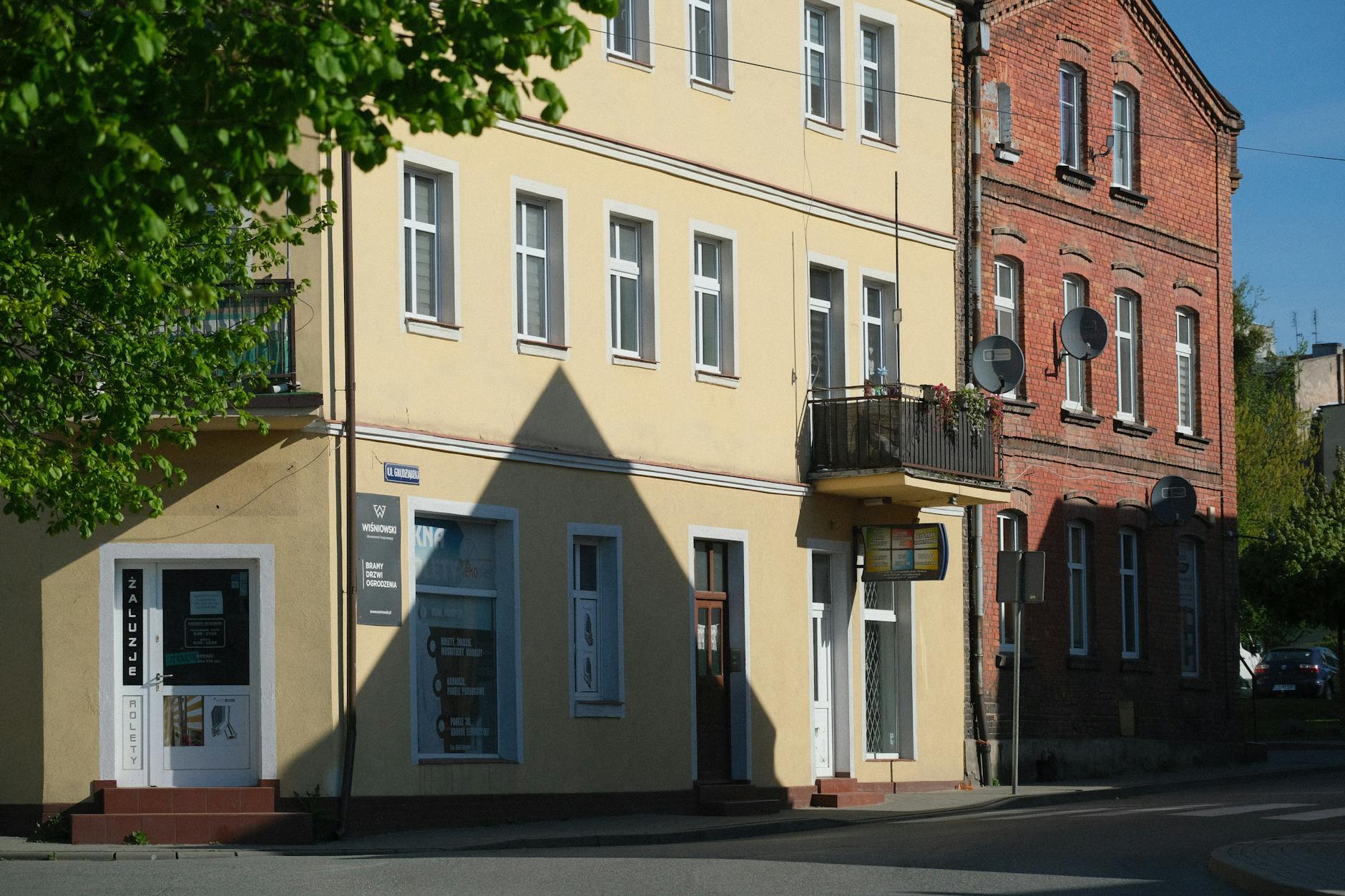 Obraz przedstawiający panoramę Zabrza z widocznymi budynkami mieszkalnymi i stadionem sportowym