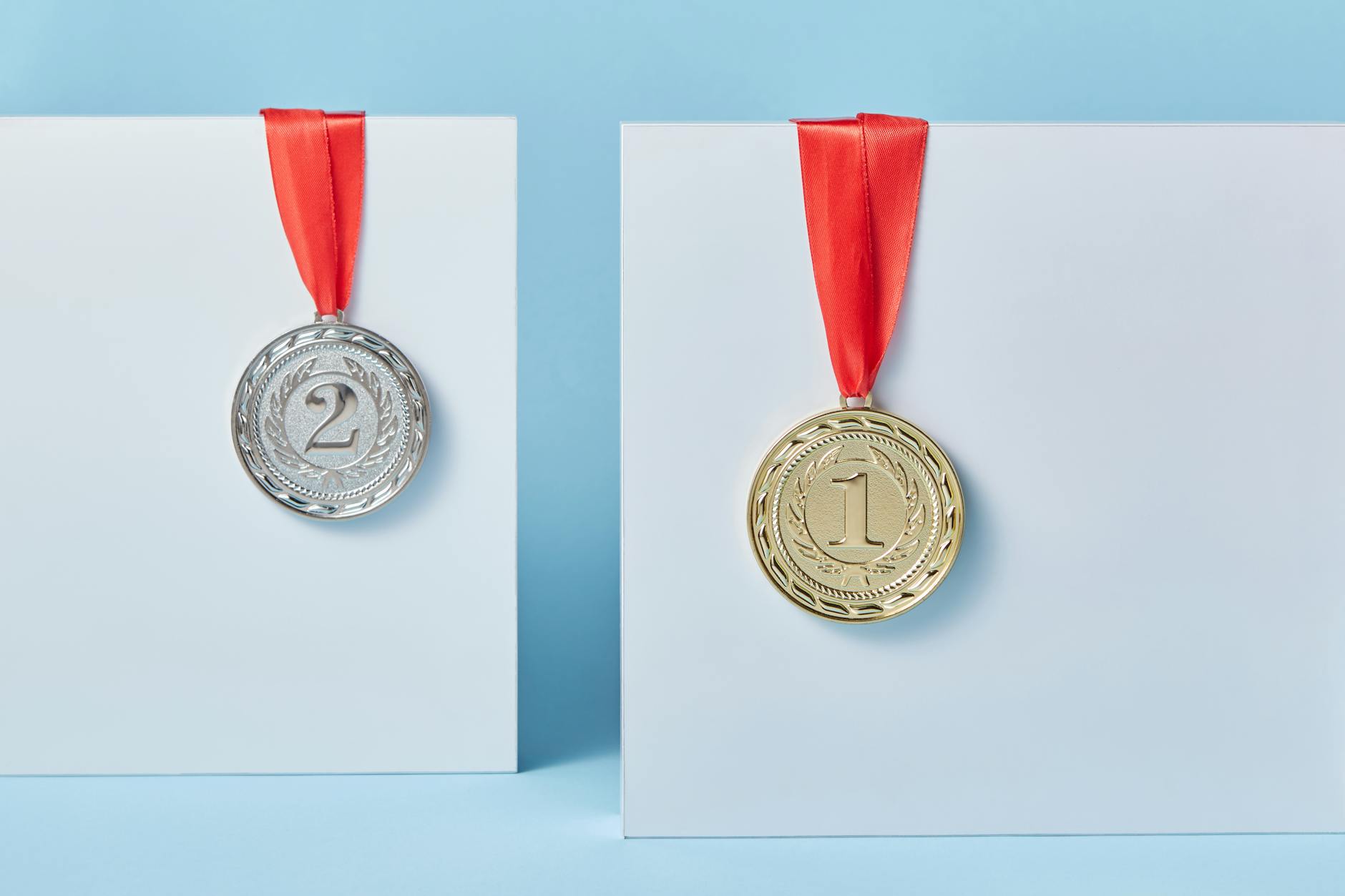 Piłkarze Górnika Zabrze na boisku, walczący o zwycięstwo w meczu o medal